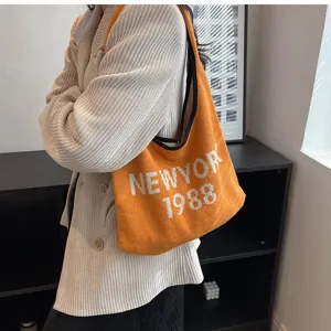 Detailansicht einer stilvollen orangefarbenen Stricktasche mit elegantem Rand.
