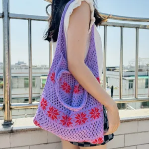 Gestrickte hohle Tote Tasche mit rotem Blumenmuster, lässige Umhängetasche Detailansicht.
