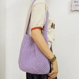 Detailansicht einer hellvioletten Strick Schultertasche mit klassischem Muster für Damen.