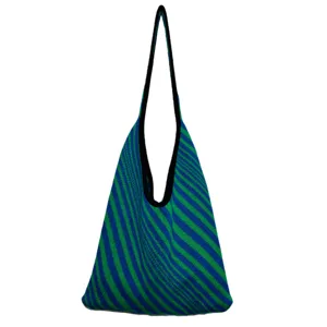 Vista dettagliata della borsa a tracolla in maglia a righe colorblock con ampio spazio.