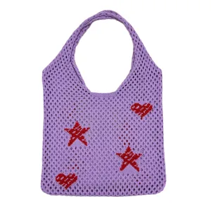 Lila Strick Shopper Tasche Detail mit roten Herzen und Sternen Muster für Damen Alltag.