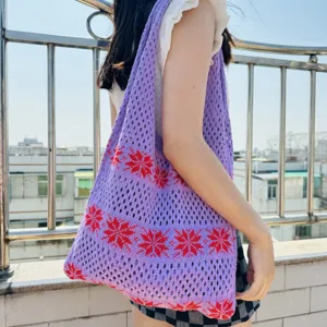 Violette gestrickte Netztasche Shopper mit rotem Schneeflockenmuster, lässige Umhängetasche.