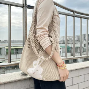 Beige gestrickte Damentasche, Retro Umhängetasche mit niedlichem Hasen Motiv und viel Stauraum.