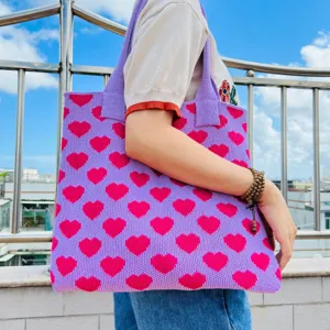 Schicke Strick-Tragetasche mit rosa Herzmuster, stilvolle lila Schultertasche für den Alltag.