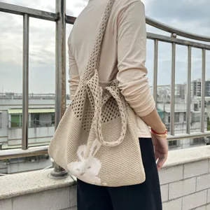 Gestrickte Schulter-Totetasche mit Hasenmuster, stilvolle Retro-Handtasche fuer den Alltag.