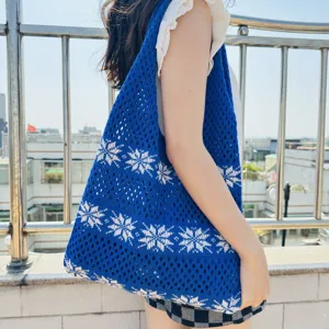 Blauer hohler Strick-Shopper für Damen, stylische Häkel-Umhängetasche mit elegantem weißem Muster.