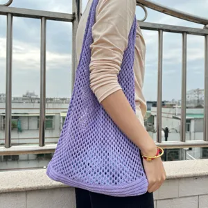 Lila geflochtene Mesh-Umhängetasche, lässige Häkel-Strandtasche für den täglichen Gebrauch.