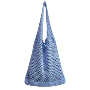 Detailansicht der hellblauen Strick Häkeln hohlen Mesh Schulter Tote Strandtasche Textur.