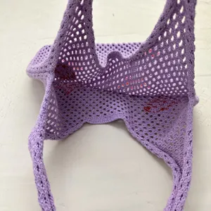 Detailaufnahme der violetten Strick-Netztasche mit ausgehöhlter, gewebter Textur und Struktur.