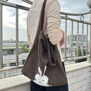 Braune Strick-Tasche mit süßem weißem Hasenmuster, lässige gewebte Umhängetasche für Damen.