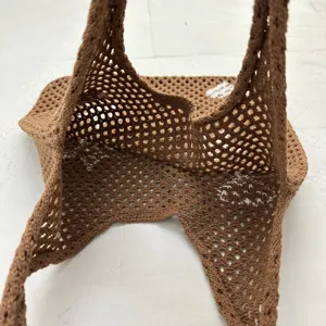 Detailansicht der braunen Strick-Häkel-Schultertasche, modische Netztasche für den Strand.