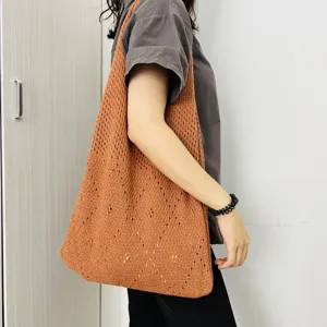 Detailansicht der braunen gestrickten Schultertasche, große elegante retro Freizeittasche.