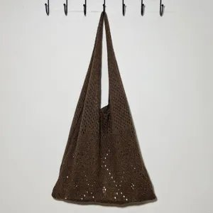 Braune Strick Umhängetasche Detailansicht, lässiges Häkeldesign für Damen im Alltag.