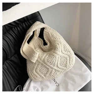 Cremefarbene gestrickte Hobo Tasche, schicke Zopfmuster Umhängetasche für Damen Alltag.