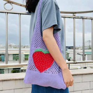 Gestrickte Netz-Einkaufstasche mit süßem Erdbeer-Muster, ideal als gehäkelte Schultertasche.