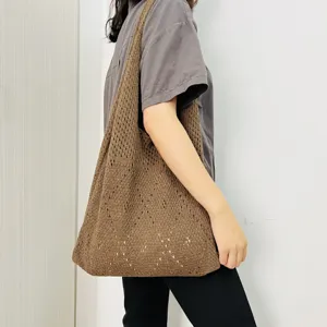 Braune Strick-Tasche Detailansicht zeigt hohles Webmuster und groosse Kapazitaet Stil.