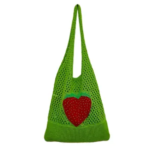 Grüne Strick Netztasche mit rotem Erdbeer Muster, retro hohle Umhängetasche für Damen.