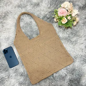 Detaillierte Ansicht einer braunen Strick Handtasche, modische Freizeittasche für jeden Alltag.