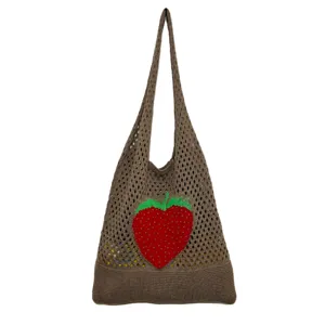 Braune gestrickte Netztasche mit rotem Erdbeermuster für damen und täglichen Gebrauch.