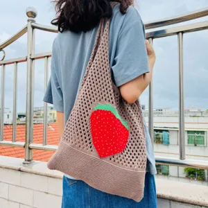 Braune Strick-Tasche mit rotem Erdbeer-Muster, stylische Retro-Netz-Schultertasche.