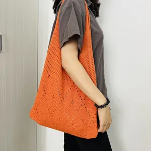 Oranger Strick-Shopper Detailansicht, lässige Retro Großraum Umhängetasche für tägliche Use.