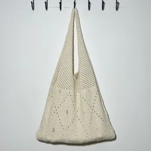 Beige Stricknetz Tragetasche Detail mit Lochmuster, lässiger Einzelter Schultertaschen Stil.