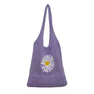 Detailaufnahme der lila geflochtenen Netztasche mit süßem Gänseblümchenmuster.