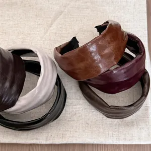 Detailansicht breiter Kunstleder Haarreifen in warmen Erdtönen, ideal für den Herbst.