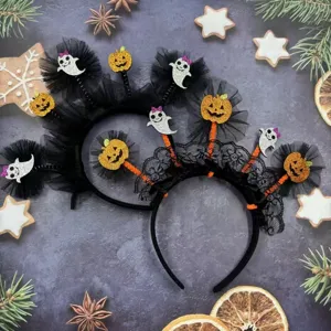 Λεπτομέρεια στέκας Halloween με λαμπερές κολοκύθες και φαντάσματα σε μαύρο δίχτυ.