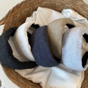 Detailansicht breiter Strickhaarreife in schicken Farben, weiche Plüschtextur für den Alltag.