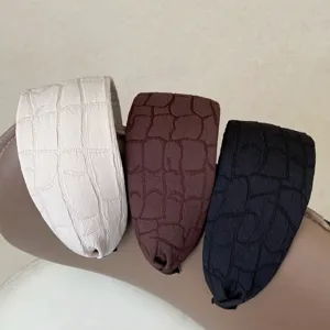 Breiter Plüsch Haarreif mit feiner Struktur, kuscheliger Strick für Herbst und Winter.