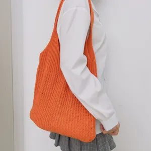 Helle orangefarbene Strick-Umhängetasche, große lässige Beuteltasche für den Damenalltag.