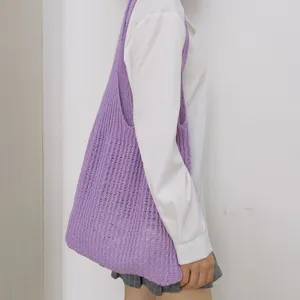 Detailansicht einer vintage Strick Umhängetasche in Helllila, große Kapazität schicke Tasche.