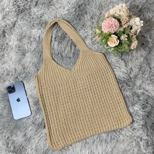Detailansicht der lässigen beigen Strick-Tote-Bag mit Fokus auf die feine Textur.