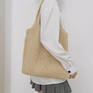 Beige Strick Tote Bag Detailansicht, lässige Umhängetasche mit großem Fassungsvermögen.