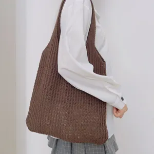 Braune gestrickte Tote Bag Detailansicht, lässige Schultertasche mit großem Fassungsvermögen.