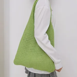 Grüne geflochtene Tasche Detailansicht, lässige Chunky Strick Schultertasche für Damen.