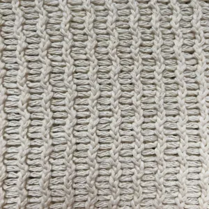 Nahaufnahme der beige gestrickten Textur mit feinen vertikalen Streifenmusterdetails.