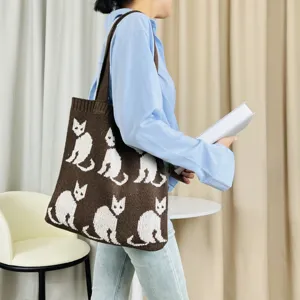 Modische braune Strick-Tasche mit süßem weißem Katzenmuster für Damen im Alltag.