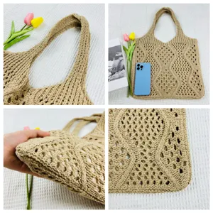Detailansicht der lässigen khaki geflochtenen Häkel-Tasche mit zarter hohler Mesh-Textur.