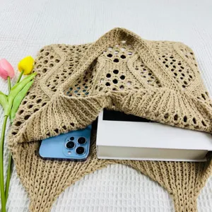 Nahaufnahme Detail der gestrickten hohlen Tote Tasche mit Smartphone und Blumen auf weißem Grund.