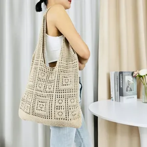 Beige gewirkte hohle Totetasche, stilvolle Schulter Strandtasche für Damen lässig.