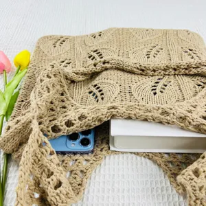 Detailansicht der khakifarbener Stricktasche im Blattmuster zeigt Kapazität und Qualität.