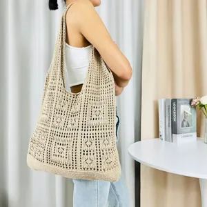 Beigefarbene Strick Häkel Tote Bag für Damen, hohle Strand Schultertasche, modische Web Tasche.