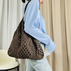 Stilvolle braune Häkel-Shopper-Tasche für Damen, große Strick-Schultertasche im Alltag.