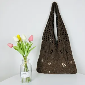 Dunkelbraune geflochtene Schultertasche mit lochmuster Stricktasche für Damen Alltag.