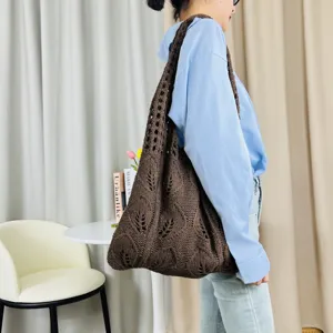 Modische braune Damen Umhängetasche aus Strick mit Lochmuster, ideal für den Alltag und Freizeit.