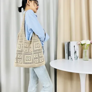 Detailansicht einer stilvollen beige Häkel-Strick-Tasche, ideal für Strand und Freizeit.