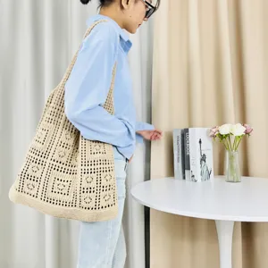 Beige Strick Tote Tasche Detailaufnahme, tolles Lochmuster Design, Schultertasche.