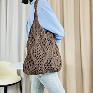 Braune hohle Strick-Totetasche für Damen, stylische Freizeitschultertasche für Strand.